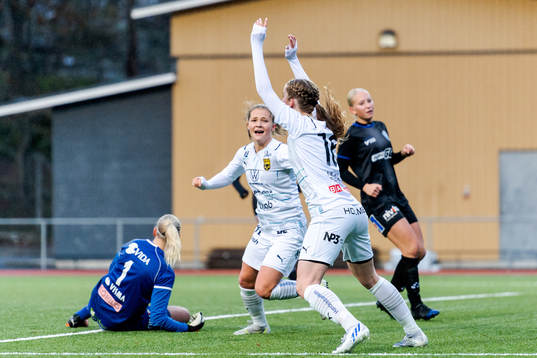 Växjös målvakt Tilda Torstensson deppar och Umeås Lotta