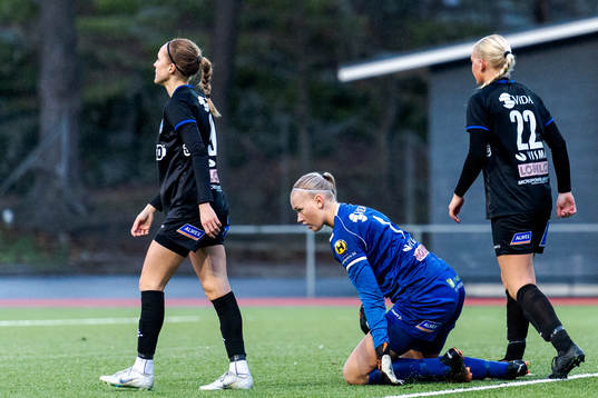 Växjös Ella Nilsson, målvakt Tilda Torstensson och Lovis