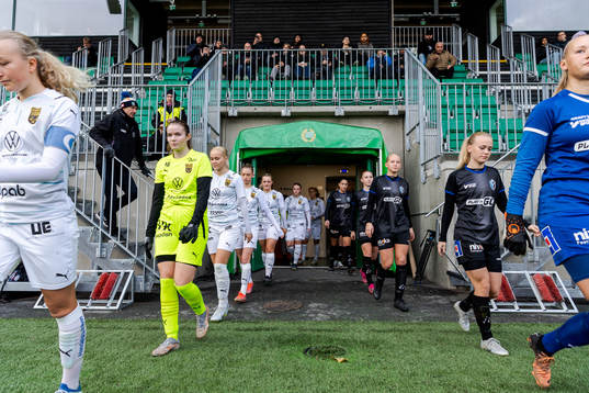Umeås och Växjös spelare gör entre
