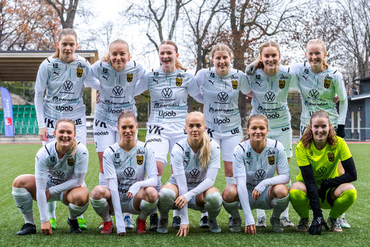 Umeås startelva ställer upp för en lagbild