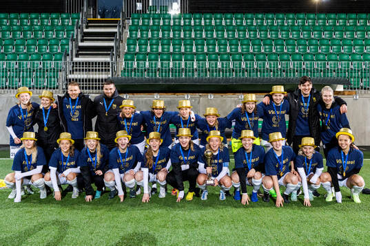 Umeås spelare och lagledare jublar
