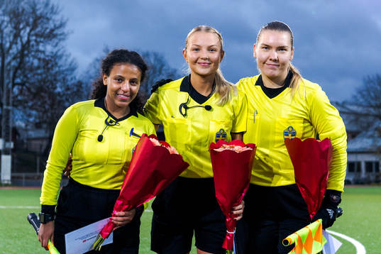 Domarna Mimmi Damtew, Amanda Nylund Karman och Moa Wettby