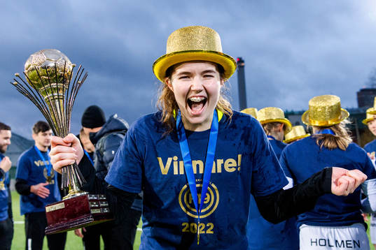 Umeås målvakt Ella Holmberg jublar