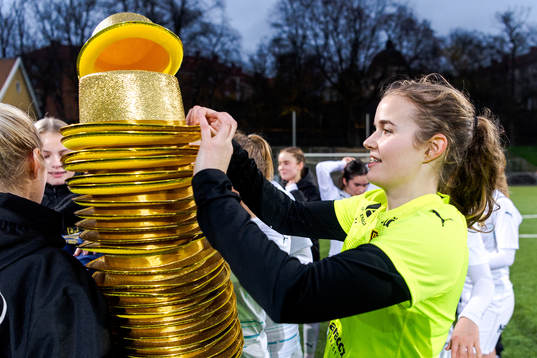 Umeås målvakt Ella Holmberg jublar