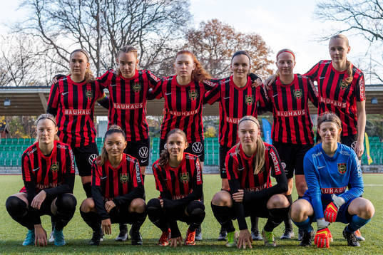 Brommapojkarnas startelva ställer upp för en lagbild