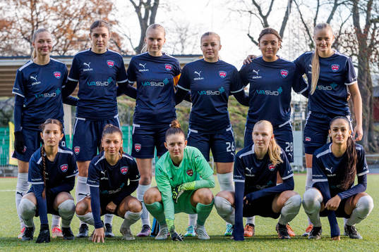 FC Rosengårds startelva ställer upp för en lagbild