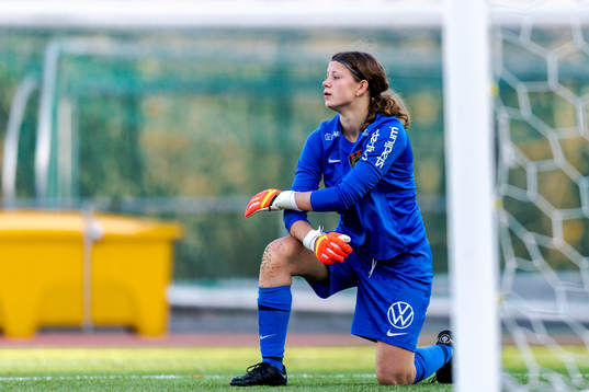 Brommapojkarnas målvakt Hanna Skogsfors deppar