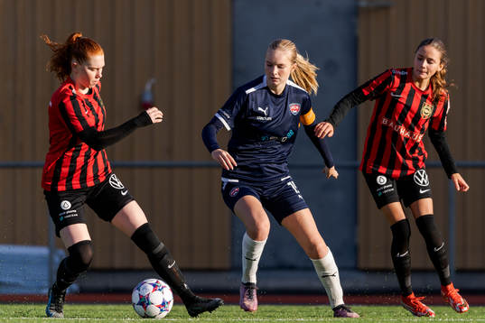 Brommapojkarnas Tindra Cederholm och Vera Blom mot FC