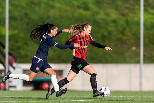 FC Rosengårds Ahlam Nasr och Brommapojkarnas Smilla Lönn