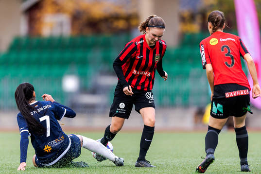 FC Rosengårds Ahlam Nasr mot Brommapojkarnas Kornelia