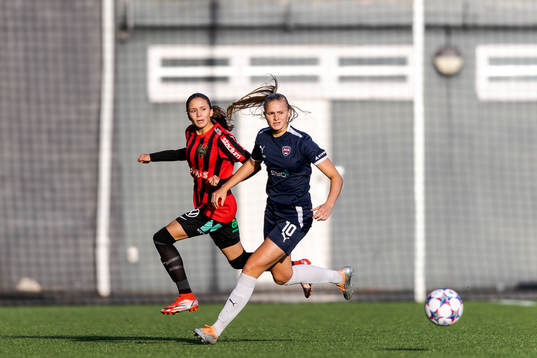 Brommapojkarnas Vera Blom och FC Rosengårds Hanna Stenberg