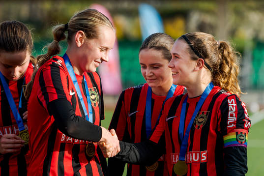 Brommapojkarnas Line Wessman och Ebba Hjalmarsson jublar