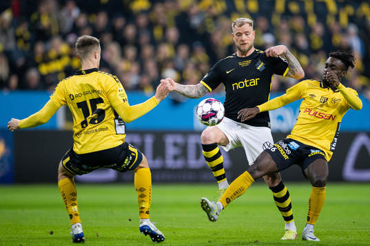 Elfsborgs Leo Väisänen och Emmanuel Boateng försvarar