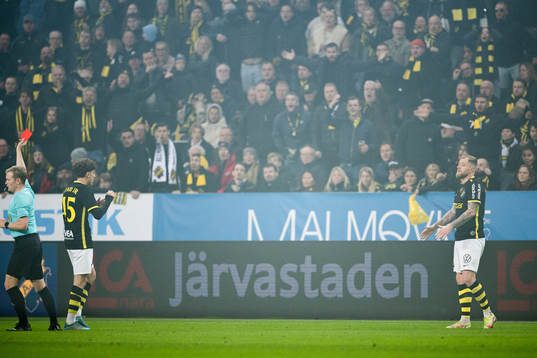 AIKs John Guidetti får rött kort av Domare Fredrik Klitte