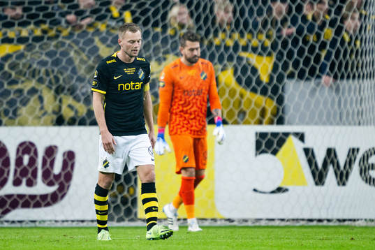 AIKs Sebastian Larsson och målvakt Kristoffer Nordfeldt