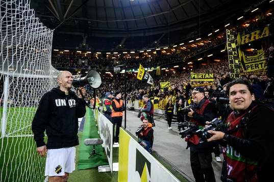 AIKs Per Karlsson tackas av