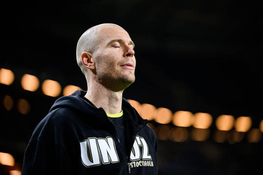 AIKs Per Karlsson tackas av
