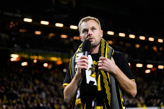 AIKs Sebastian Larsson tackas av