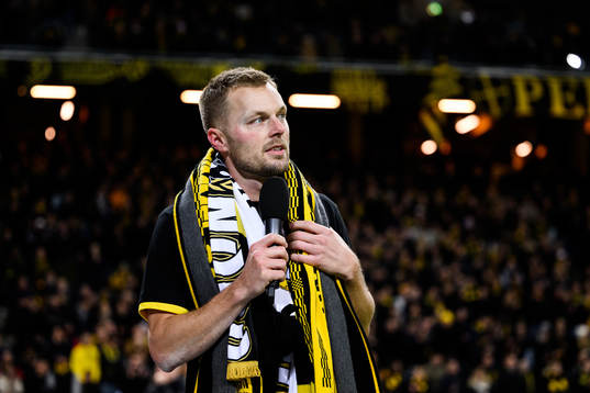 AIKs Sebastian Larsson tackas av