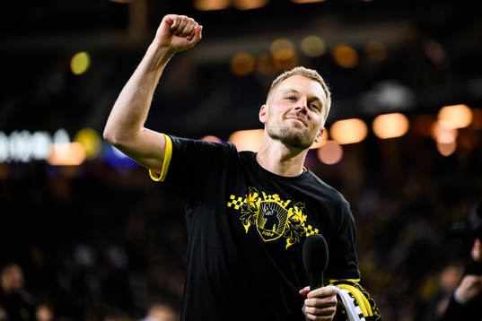 AIKs Sebastian Larsson tackas av
