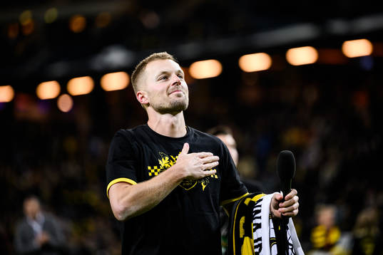 AIKs Sebastian Larsson tackas av