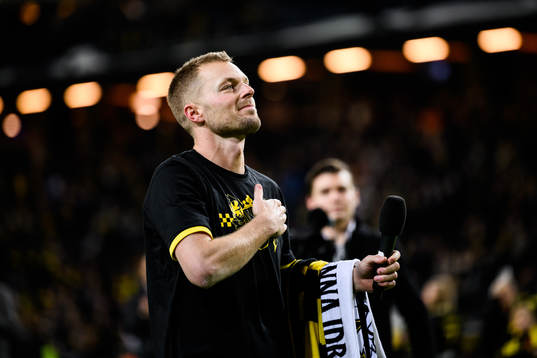 AIKs Sebastian Larsson tackas av