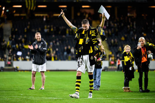 AIKs Mikael Lustig tackas av