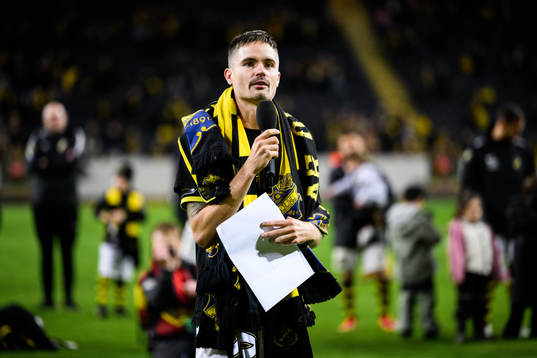 AIKs Mikael Lustig tackas av