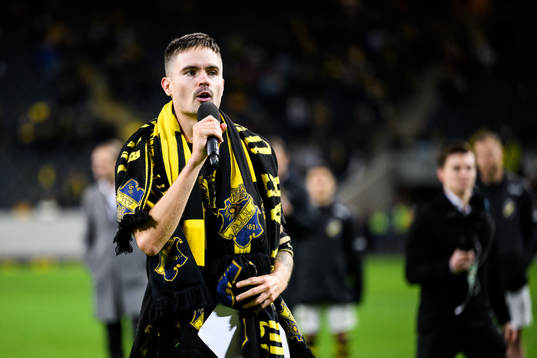 AIKs Mikael Lustig tackas av