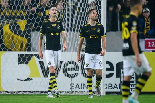 AIKs Mikael Lustig och Zachary Elbouzedi deppar