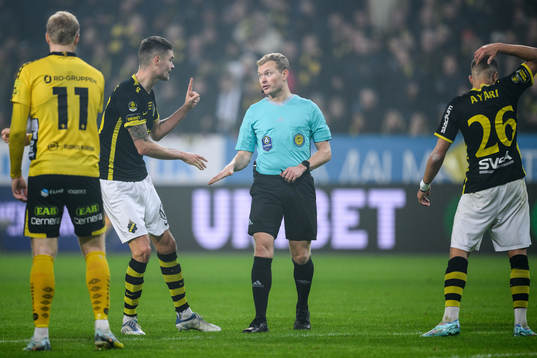 AIKs Mikael Lustig och Domare Fredrik Klitte