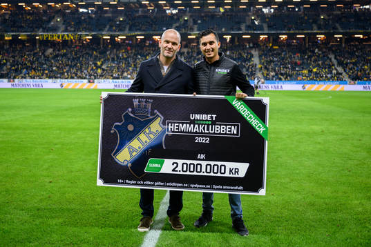 s VD Manuel Lindberg tar emot en check från Unibet