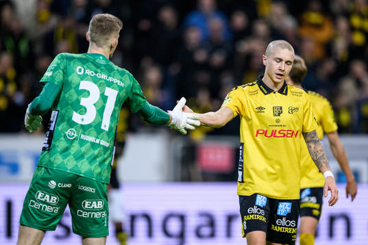 Elfsborgs målvakt Tim Rönning och Sebastian Holmen