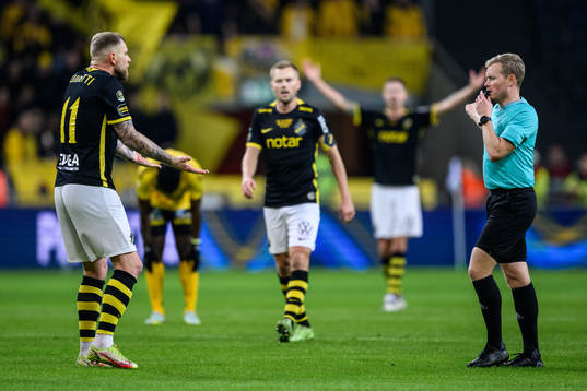 AIKs John Guidetti reagerar mot Domare Fredrik Klitte