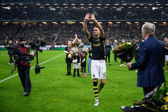 AIKs Mikael Lustig tackas av