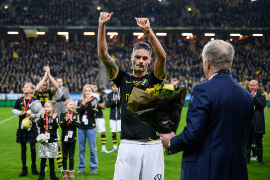 AIKs Mikael Lustig tackas av
