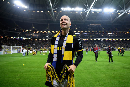 AIKs Per Karlsson tackas av