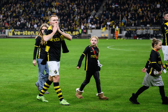 AIKs Sebastian Larsson tackas av