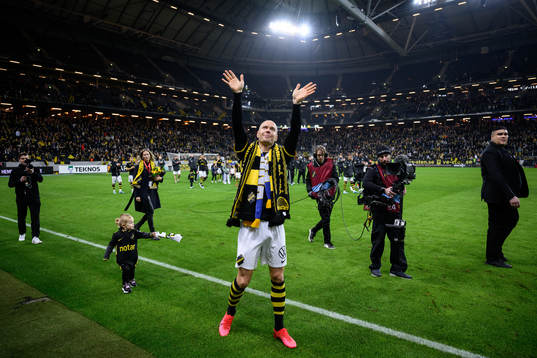 AIKs Per Karlsson tackas av