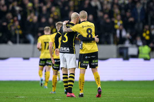 AIKs Per Karlsson och Elfsborgs Sebastian Holmen kramar om
