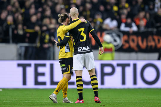 Elfsborgs Niklas Hult och AIKs Per Karlsson kramar om