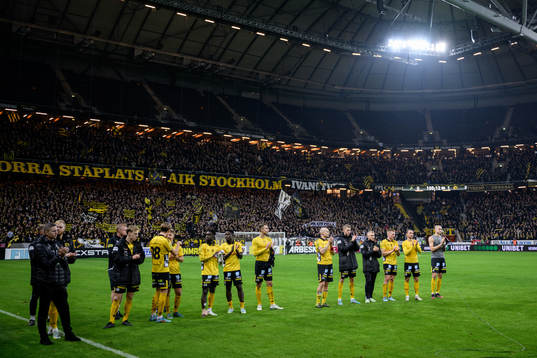 Elfsborgs spelare står kvar och applåderar