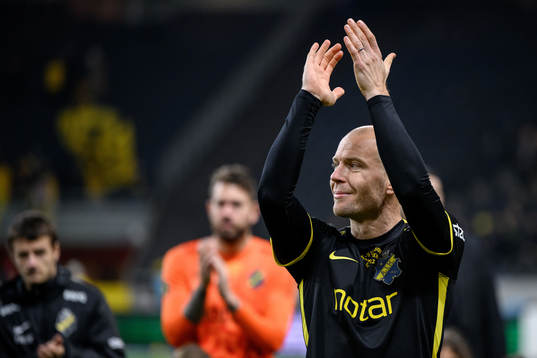 AIKs Per Karlsson tackas av