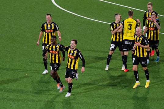 Häckens Akoua Romeo Amane jublar