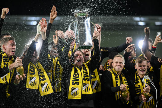 Häckens Erik Friberg jublar med pokalen