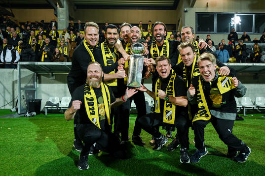 Häckens ledare jublar med pokalen