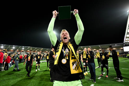 Häckens målvakt Peter Abrahamsson jublar med pokalen