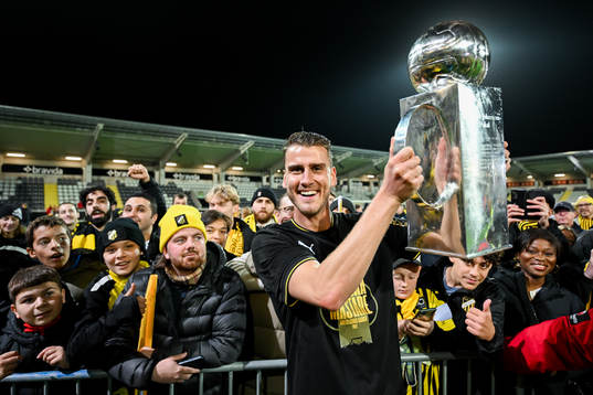Häckens Johan Hammar jublar med pokalen