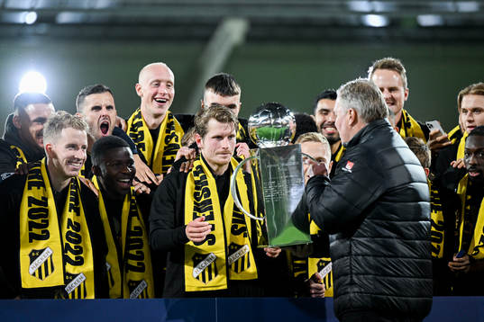 Häckens Erik Friberg får pokalen av Svenska