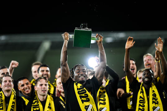 Häckens Ibrahim Sadiq jublar med pokalen